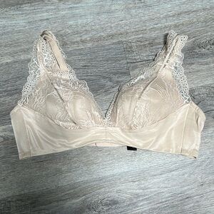 Understance Uplift Wireless Plunge Lace Bra - Champagne